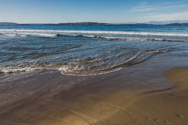 Pantai Tasmanina Yang Indah Dengan Langit Biru Yang Tenang Pagi — Stok Foto