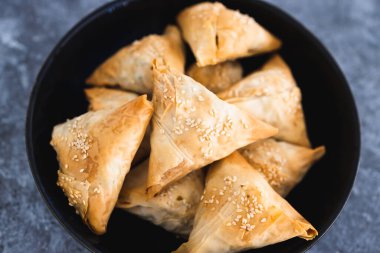 sağlıklı bitkisel yemek tarifleri konsepti, vejetaryen tofu ve bezelye samosası