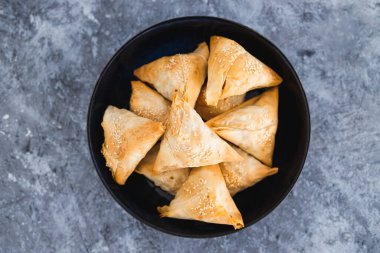 sağlıklı bitkisel yemek tarifleri konsepti, vejetaryen tofu ve bezelye samosası