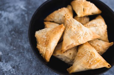 sağlıklı bitkisel yemek tarifleri konsepti, vejetaryen tofu ve bezelye samosası