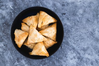 sağlıklı bitkisel yemek tarifleri konsepti, vejetaryen tofu ve bezelye samosası