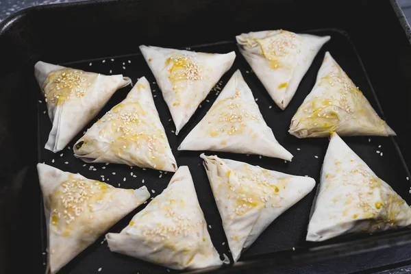 Egészséges Növényi Alapú Ételreceptek Koncepciója Vegán Tofu Borsó Samosa Sütő — Stock Fotó