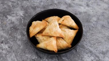 Bitki bazlı yiyecek, bir tabak vejetaryen tofu ve bezelye samosası.