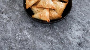  Bitkisel gıda, vejetaryen tofu ve bezelye samosası ve kamera eğimi.