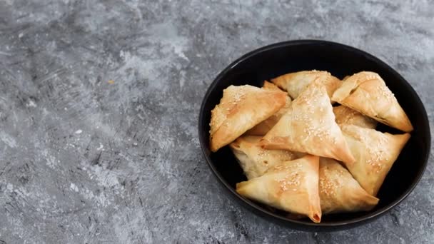 Żywność Pochodzenia Roślinnego Wegańskie Tofu Groszek Samosy Panning Aparatu Fotograficznego — Wideo stockowe