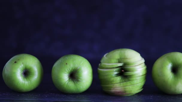 Manzanas Verdes Alineadas Una Mesa Madera Con Una Centrada Cortada — Vídeo de stock