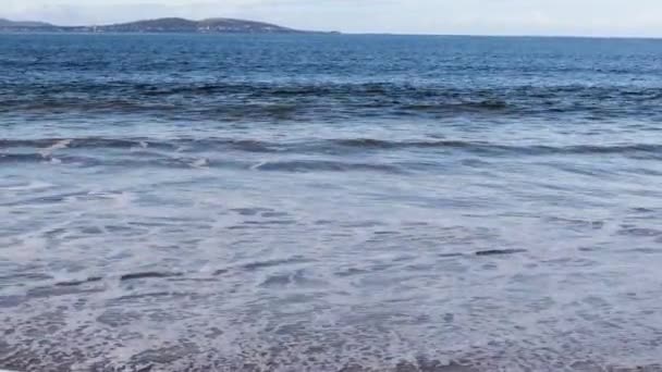 Olas Playa Tasmania Australia Moviéndose Hacia Cámara Luego Golpeando Hacia — Vídeos de Stock