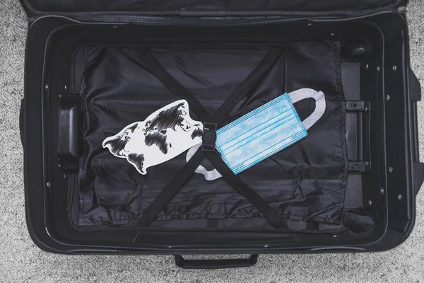 Reseindustri Och Flygande Covid Handbagage Med Kirurgisk Ansiktsmask För Virusskydd — Stockfoto