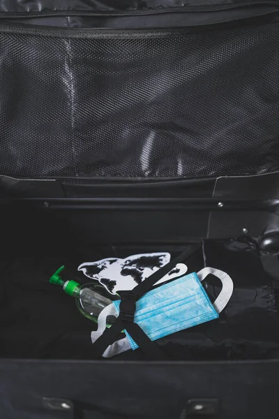 기사보기 우주복을 수술용 마스크 지도를 여행하는 비행하는 비행기 바이러스를 보호하기 — 스톡 사진