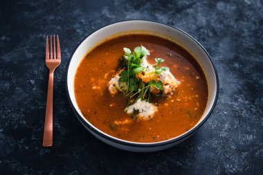 Sağlıklı bitkisel yemek tarifleri konsepti, vejetaryen mercimek çorbası, caulini, brokolini ve vegan krem peyniri.
