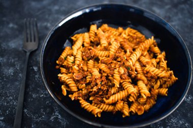 sağlıklı bitkisel yemek tarifleri konsepti, mercimek soslu vegan fusilli makarna