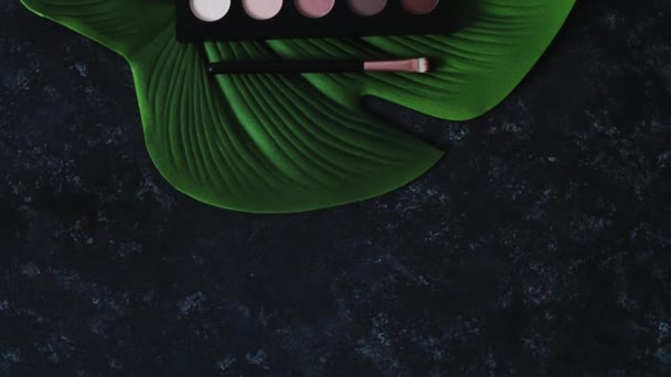 Натуральні Інгредієнти Косметиці Нейтральні Тони Помади Тропічному Листі Плитці Камери — стокове відео
