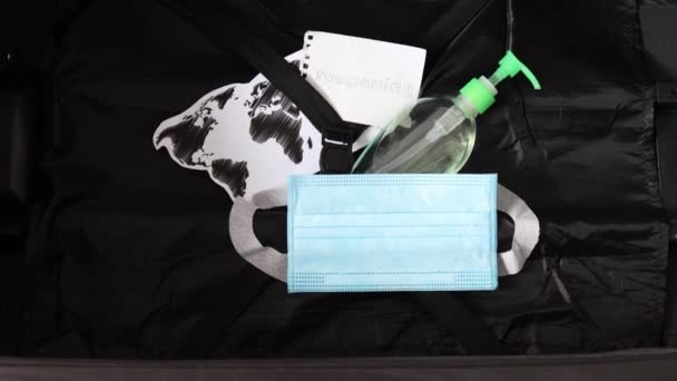 Vliegen Tijdens Covid Handbagage Met Chirurgisch Gezichtsmasker Voor Virusbescherming Naast — Stockvideo