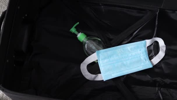 Vliegen Tijdens Covid Handbagage Met Chirurgisch Gezichtsmasker Voor Virusbescherming Handreiniger — Stockvideo