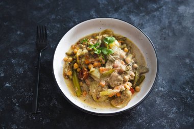 Sağlıklı bitkisel yemek tarifleri konsepti, havuçlu nohut güveci ve sütsüz kremalı brokoli.