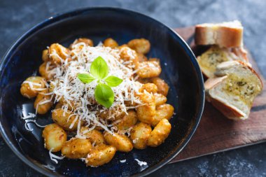 sağlıklı bitkisel yemek tarifleri konsepti, vegan kırmızı pesto gnocchi sütsüz peynir soslu