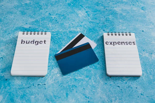 管理货币和财务概念 预算和支出笔记与信用卡并排放在蓝色桌子上 — 图库照片