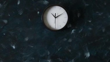 Meditasyon ve psikoloji konsepti, el yazıları ve başlıklar. Şu anın metaforunun yanında ihtiyaç duyduğunuz şeylere karşı yan yana oturmanız gerekir.