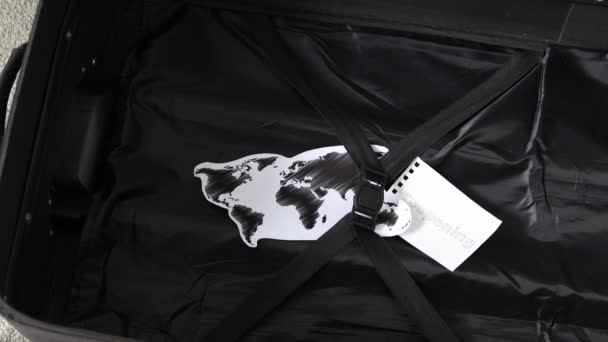 旅游业和飞行期间的Covid 随身行李与世界地图和重开备忘录和相机清洗 — 图库视频影像