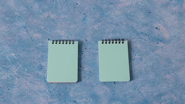 业务组织和规划概念 手工将一对匹配的蓝色便笺放在蓝色背景上 — 图库视频影像