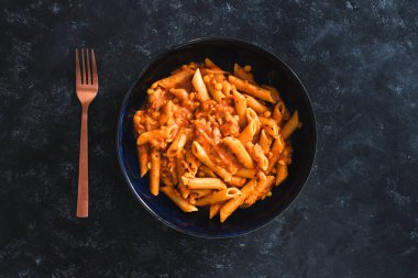 sağlıklı bitkisel yemek tarifleri konsepti, vegan kırmızı pesto makarna 