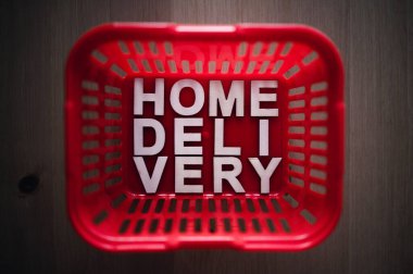 Çevrimiçi market alışverişi ve hiç temas yok, içinde ev teslimatı metni olan alışveriş sepeti.