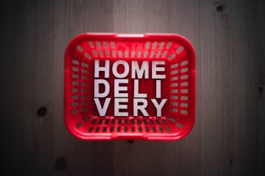 Çevrimiçi market alışverişi ve hiç temas yok, içinde ev teslimatı metni olan alışveriş sepeti.