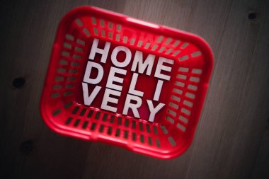 Çevrimiçi market alışverişi ve hiç temas yok, içinde ev teslimatı metni olan alışveriş sepeti.