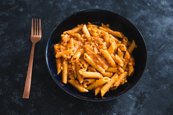 sağlıklı bitkisel yemek tarifleri konsepti, vegan kırmızı pesto makarna 