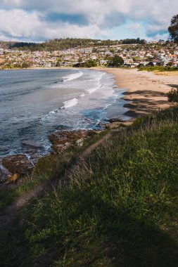 HOBART, TASMANIA - 5 Temmuz 2020: Hobart 'ın güneyinde popüler bir banliyö olan Blackmans Körfezi' ndeki güzel Tazmanya deniz manzarası