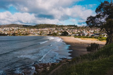 HOBART, TASMANIA - 5 Temmuz 2020: Hobart 'ın güneyinde popüler bir banliyö olan Blackmans Körfezi' ndeki güzel Tazmanya deniz manzarası