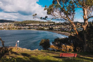 HOBART, TASMANIA - 5 Temmuz 2020: Hobart 'ın güneyinde popüler bir banliyö olan Blackmans Körfezi' ndeki güzel Tazmanya deniz manzarası