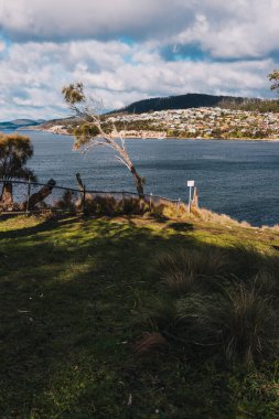 HOBART, TASMANIA - 5 Temmuz 2020: Hobart 'ın güneyinde popüler bir banliyö olan Blackmans Körfezi' ndeki güzel Tazmanya deniz manzarası