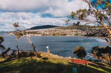 HOBART, TASMANIA - 5 Temmuz 2020: Hobart 'ın güneyinde popüler bir banliyö olan Blackmans Körfezi' ndeki güzel Tazmanya deniz manzarası