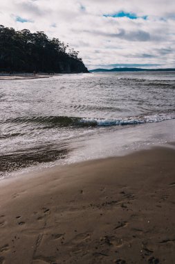 HOBART, TASMANIA - 5 Temmuz 2020: Tazmanya sahilleri ve Hobart 'ın güneyinde popüler bir banliyö olan Kingston Beach' teki deniz manzarası