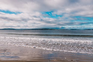 HOBART, TASMANIA - 5 Temmuz 2020: Tazmanya sahilleri ve Hobart 'ın güneyinde popüler bir banliyö olan Kingston Beach' teki deniz manzarası