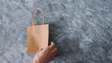 İzolasyon ve tecrit süresince alışveriş çantası ve ev ikonu konsepti içeren Temassız Teslimat not defteri yerleştiriliyor