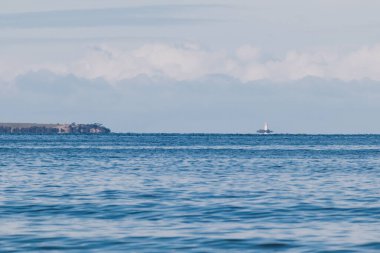Güzel Tazmanya sahili sakin okyanus manzarası Kingston Sahili 'nde. 