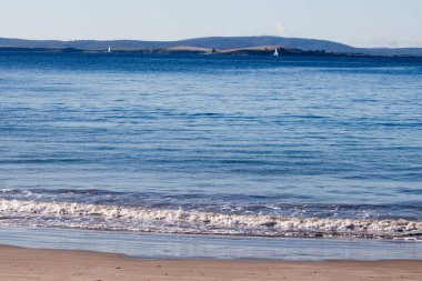 Güzel Tazmanya sahili sakin okyanus manzarası Kingston Sahili 'nde. 