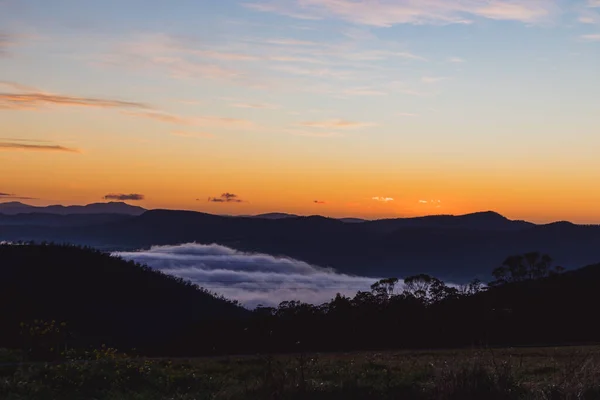 太阳升起的天空 美丽的云彩在澳大利亚塔斯马尼亚的山丘上翻滚 — 图库照片