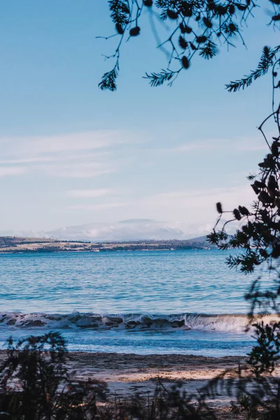 Indah Pemandangan Pantai Tasmania Dengan Tenang Tenang Tenang Laut Ditembak — Stok Foto