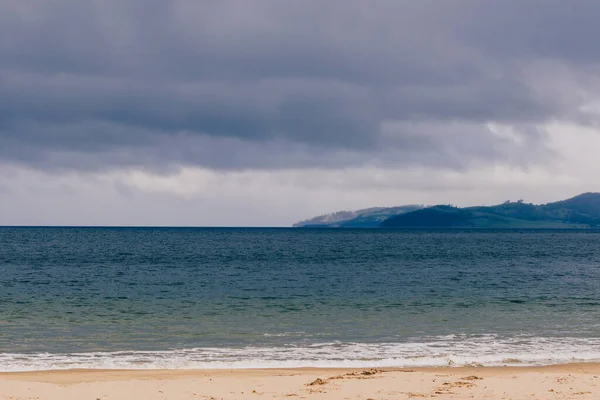 Прекрасний Тасманійський Пляжний Пейзаж Бурхливим Небом Контрастними Тонами — стокове фото