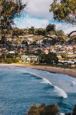 HOBART, AUSTRALYA - 5 Temmuz 2020: Güzel bir kış gününde Blackmans Körfezi manzarası, Hobart 'ın güneyinde, Tazmanya' nın popüler bir banliyösüdür.