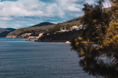 HOBART, AUSTRALYA - 5 Temmuz 2020: Güzel bir kış gününde Blackmans Körfezi manzarası, Hobart 'ın güneyinde, Tazmanya' nın popüler bir banliyösüdür.