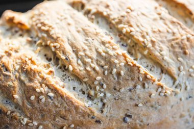 Basit gıda malzemeleri konsepti, mutfak tezgahında ev yapımı ekşi ekmek.