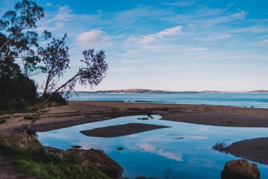 Avustralya 'nın Güney Hobart şehrinde kışın serin bir günde güzel Tazmanya kıyı manzarası