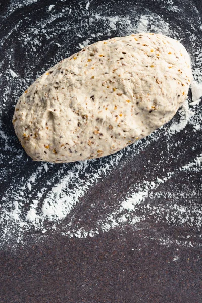 Концепція Простих Харчових Інгредієнтів Домашній Кислий Хліб Кухонній Стільниці — стокове фото
