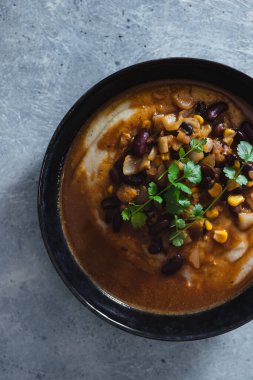 sağlıklı bitkisel yemek tarifleri konsepti, vegan püresi patates püresi ve fasulye ve sebze soslu sos.