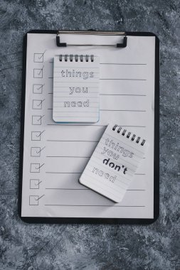 Minimalizm ya da kendini geliştirme ve içgözlem konsepti, ihtiyacınız olan metinler ve yapılacaklar listesinin yanında ihtiyacınız olmayan şeyler.