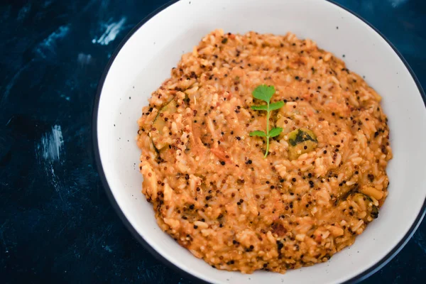 健康的な植物性食品レシピの概念 地中海野菜と赤ペストとビーガンキノアと米 — ストック写真